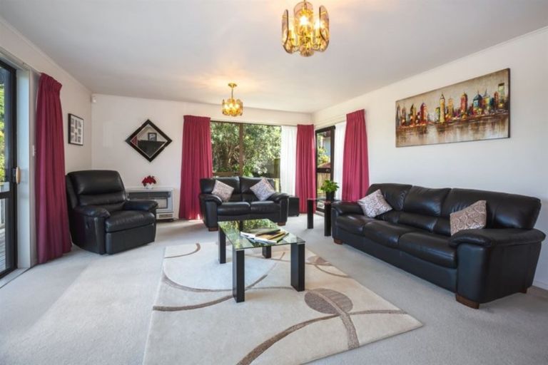 Photo of property in 25 Ordley Grove, Tawa, Wellington, 5028