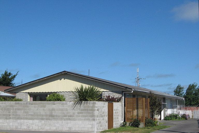 Photo of property in 2/592 Pages Road, Bexley, Christchurch, 8061