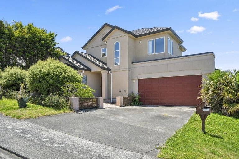 Photo of property in 9 Bennett Grove, Newlands, Wellington, 6037