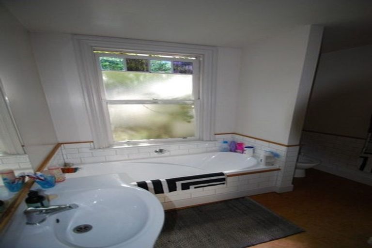 Photo of property in 1 Hadfield Terrace, Kelburn, Wellington, 6012