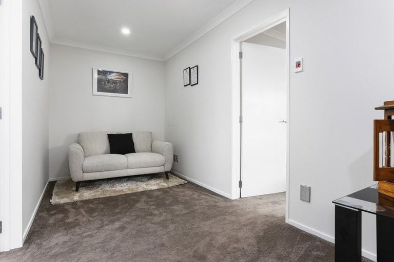 Photo of property in 4225d Great North Road, Glendene, Auckland, 0602