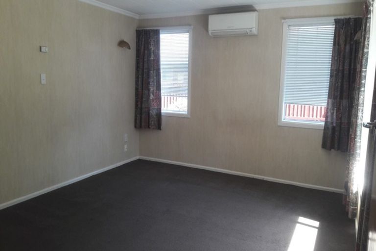 Photo of property in 8 Gladson Avenue, Sockburn, Christchurch, 8042