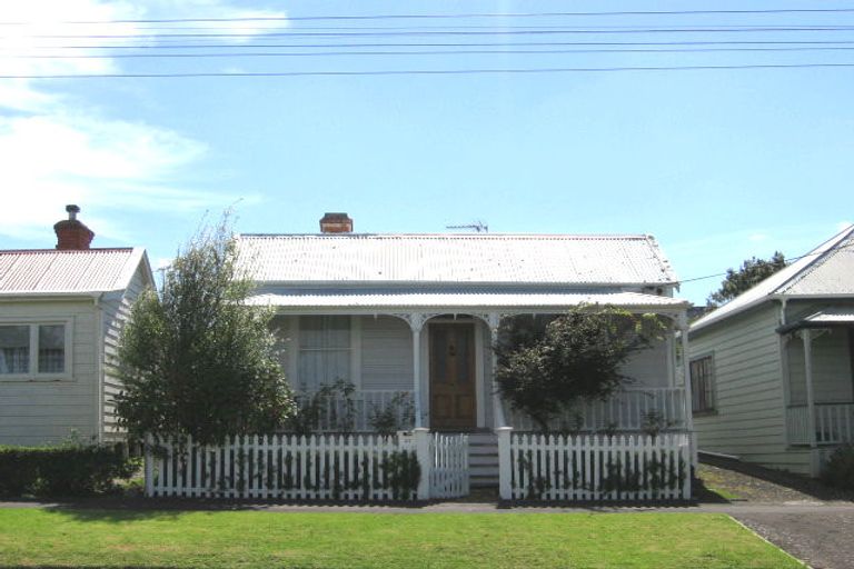 Photo of property in 27 William Bond Street, Stanley Point, Auckland, 0624