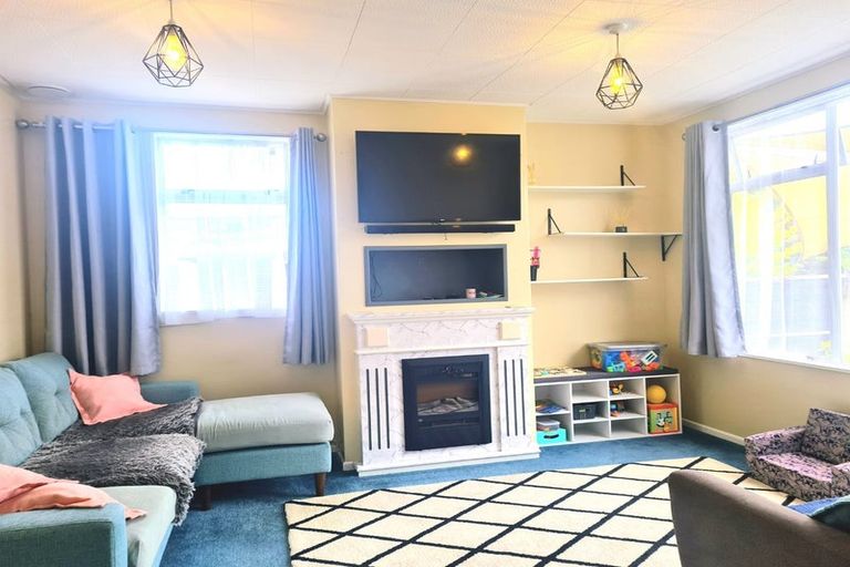 Photo of property in 12 Edelweiss Grove, Timberlea, Upper Hutt, 5018