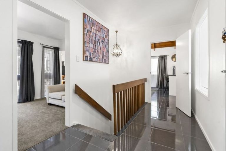 Photo of property in 70 Chelsea View Drive, Chatswood, Auckland, 0626