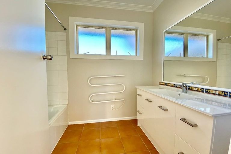 Photo of property in 17 View Road, Papakura, 2110