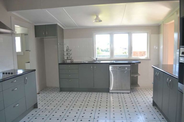 Photo of property in 130 Pioneer Road, Moturoa, New Plymouth, 4310