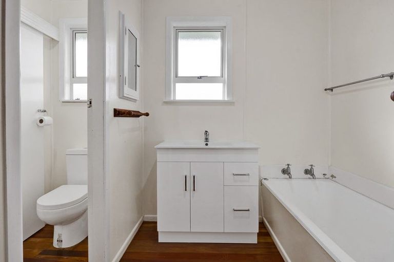 Photo of property in 2 Charles Major Place, Hawera, 4610