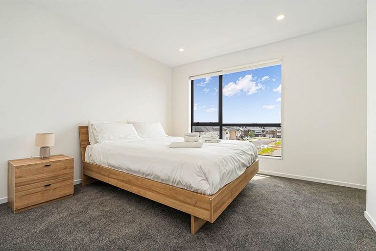 Photo of property in 4 Papa Takaro Lane, Flat Bush, Auckland, 2019