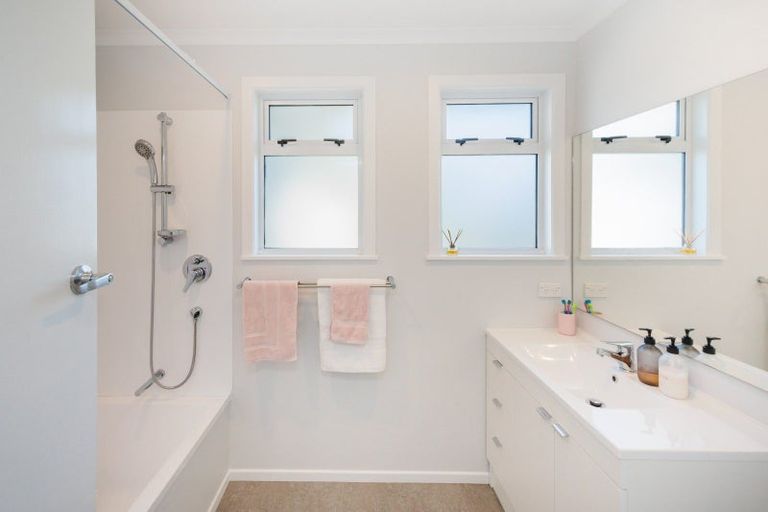 Photo of property in 37 Parkland Crescent, Terrace End, Palmerston North, 4410