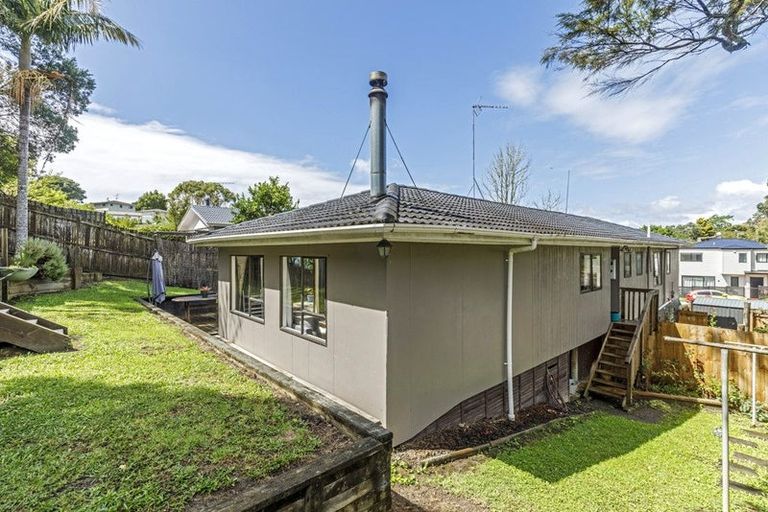 Photo of property in 17 Jenanne Place, Totara Vale, Auckland, 0629