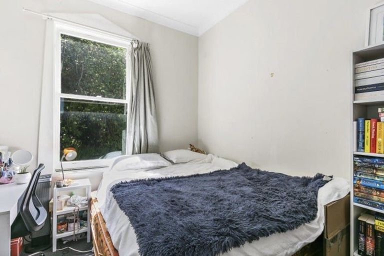 Photo of property in 112 Kelburn Parade, Kelburn, Wellington, 6012