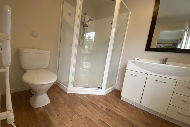 Photo of property in 2 Stella Grove, Newlands, Wellington, 6037