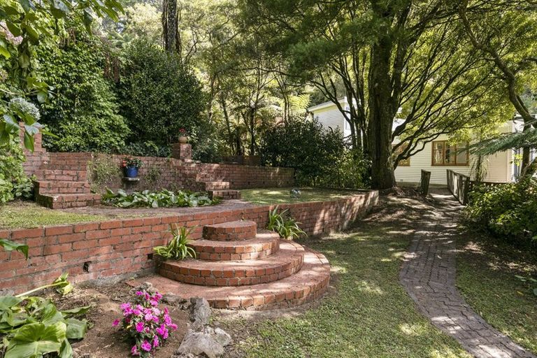 Photo of property in 124 Kamahi Street, Stokes Valley, Lower Hutt, 5019