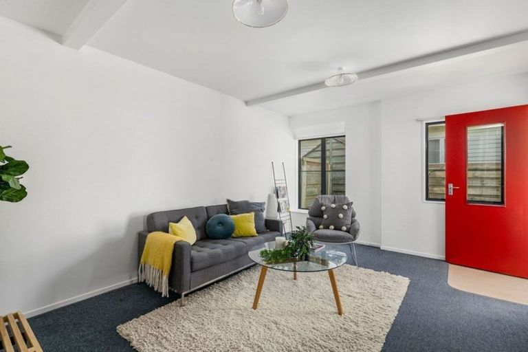 Photo of property in 2/74 Waiwhetu Road, Waiwhetu, Lower Hutt, 5010