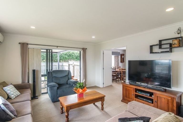 Photo of property in 18 Guildford Drive, Paraparaumu, 5032