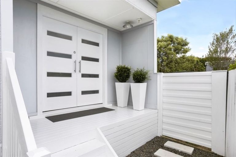 Photo of property in 4a Tiroroa Avenue, Te Atatu South, Auckland, 0610