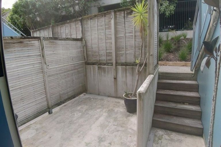 Photo of property in 2d/20 Ian Marwick Place, Birkenhead, Auckland, 0626