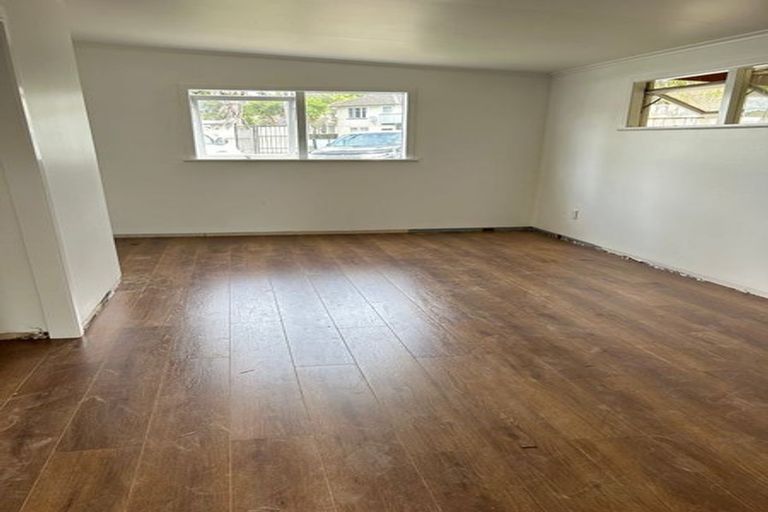 Photo of property in 49 Lauderdale Road, Birkdale, Auckland, 0626