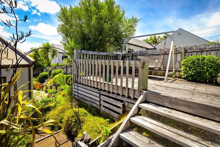 Photo of property in 6 View Ridge Drive, Ranui, Auckland, 0612