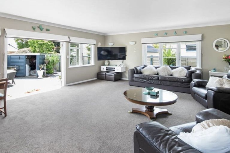 Photo of property in 5 Kinghorne Street, Strathmore Park, Wellington, 6022