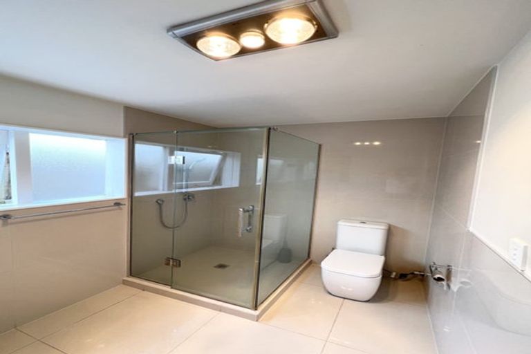 Photo of property in 134 East Coast Road, Forrest Hill, Auckland, 0620