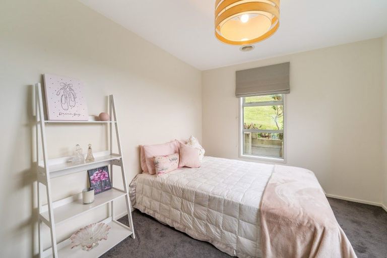 Photo of property in 10 Hollyford Place, Aotea, Porirua, 5024