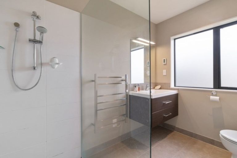 Photo of property in 26 Royalle Mews, Botany Downs, Auckland, 2010