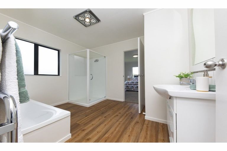 Photo of property in 6 Tellin Close, Massey, Auckland, 0614