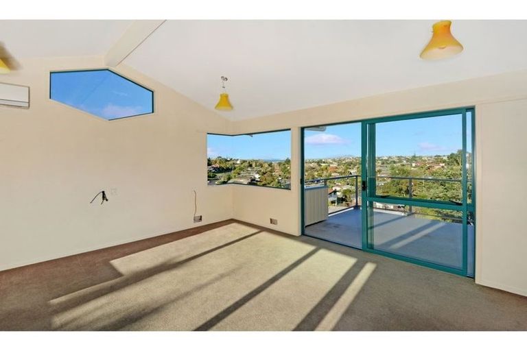 Photo of property in 2/23 Barker Rise, Northcross, Auckland, 0632