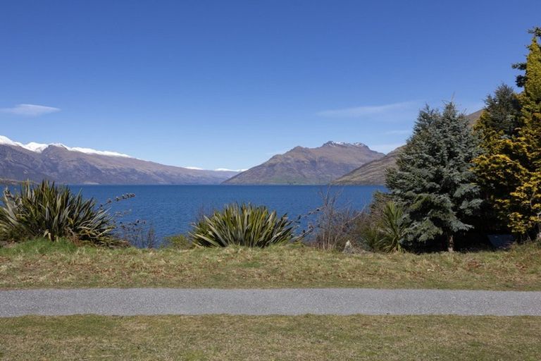 Photo of property in 72 Cedar Drive, Kelvin Heights, Queenstown, 9300