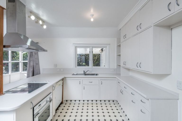 Photo of property in 11 Miles Crescent, Newlands, Wellington, 6037