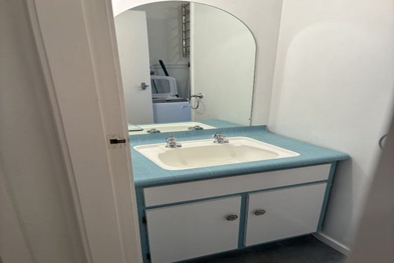 Photo of property in 2/3 Kowhai Street, Eastbourne, Lower Hutt, 5013