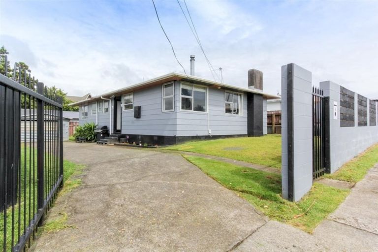Photo of property in 16 Banks Street, Marfell, New Plymouth, 4310