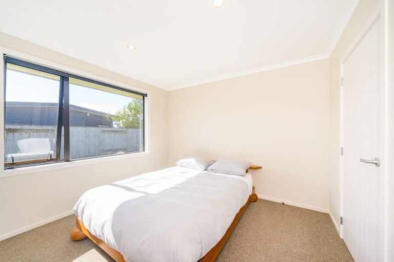 Photo of property in 16 Lorenzo Place, Kelvin Grove, Palmerston North, 4414