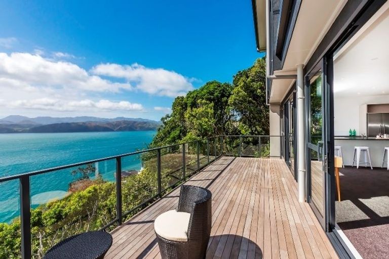 Photo of property in 67 Pretoria Road, Karaka Bays, Wellington, 6022