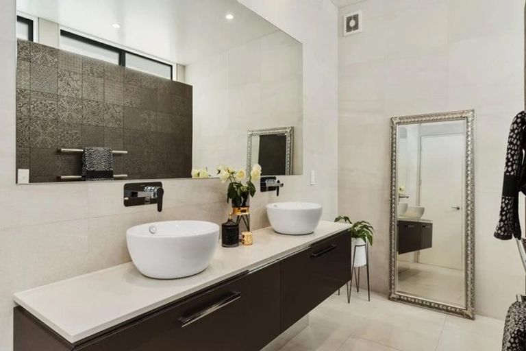 Photo of property in 4c Beach Road, Castor Bay, Auckland, 0620