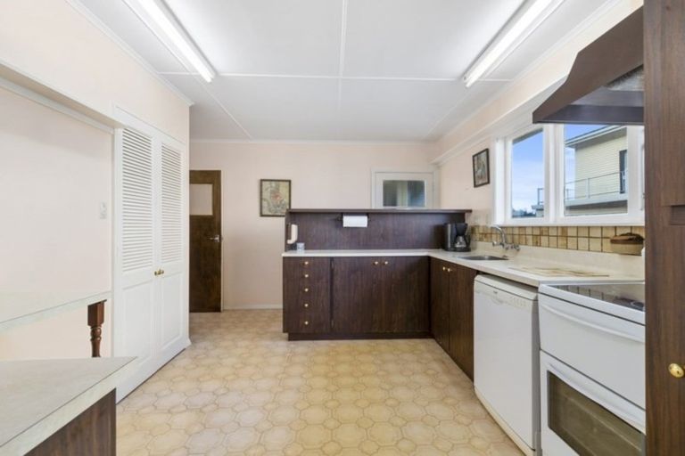 Photo of property in 81 Breaker Bay Road, Breaker Bay, Wellington, 6022