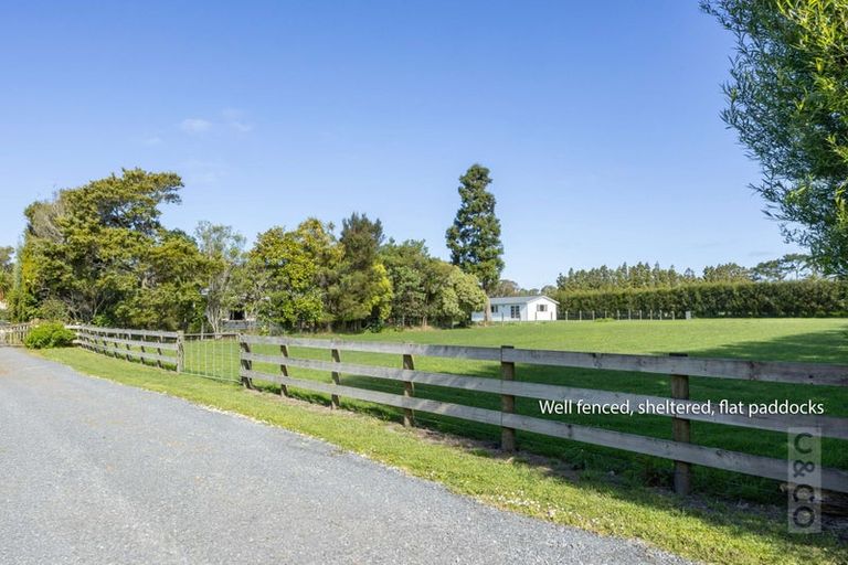 Photo of property in 11 Taupaki Road, Taupaki, 0782