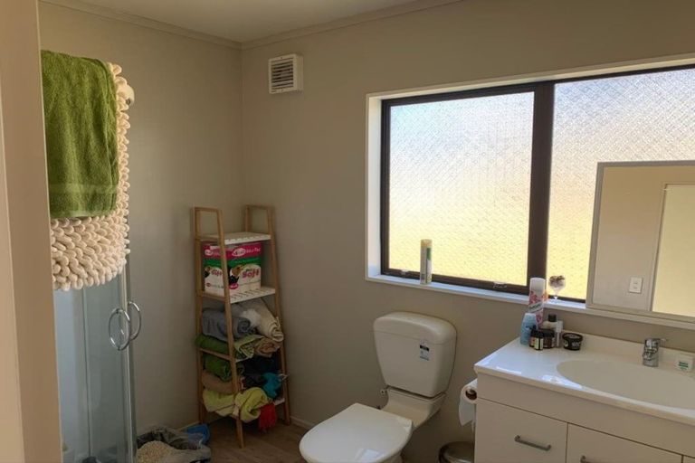 Photo of property in 35 Tiromoana Road, Raumati South, Paraparaumu, 5032