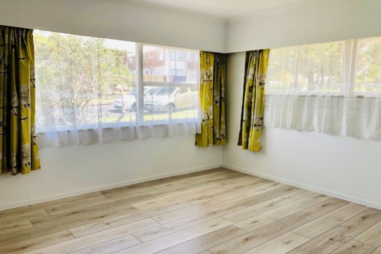 Photo of property in 10 Holdaway Avenue, Northcote, Auckland, 0627