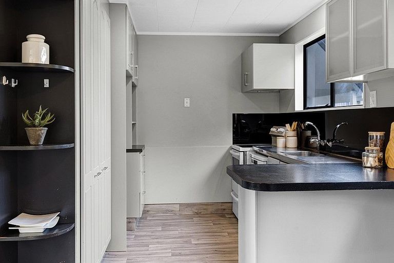 Photo of property in 11 Finer Place, Hawera, 4610