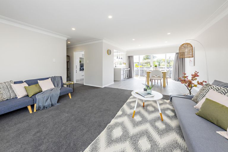 Photo of property in 6 Brouder Place, Hillpark, Auckland, 2102