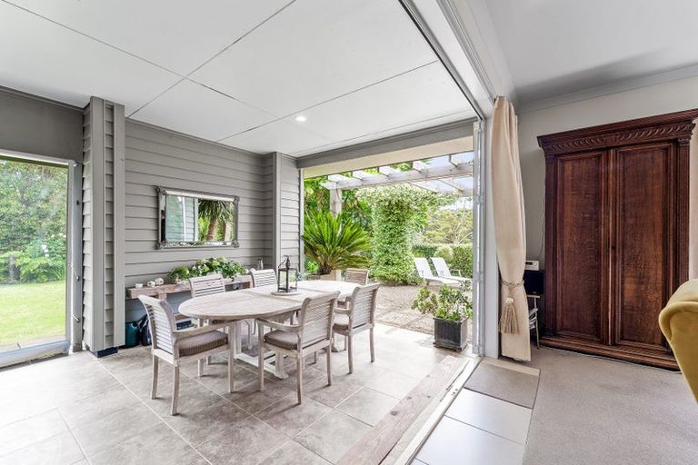 Photo of property in 35 Hobbs Road, Matakatia, Whangaparaoa, 0930
