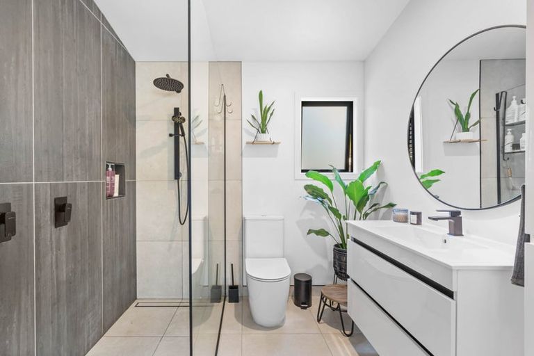 Photo of property in 2/324 Beach Road, Onerahi, Whangarei, 0110