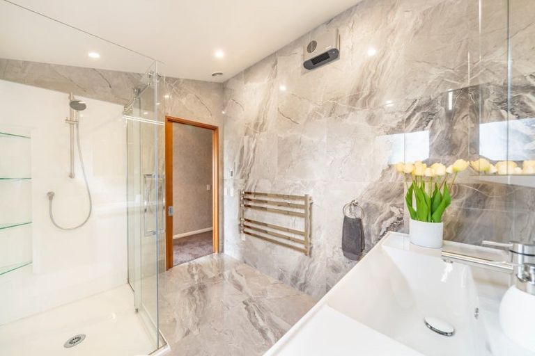 Photo of property in 32 Paekakariki Hill Road, Pauatahanui, Porirua, 5381