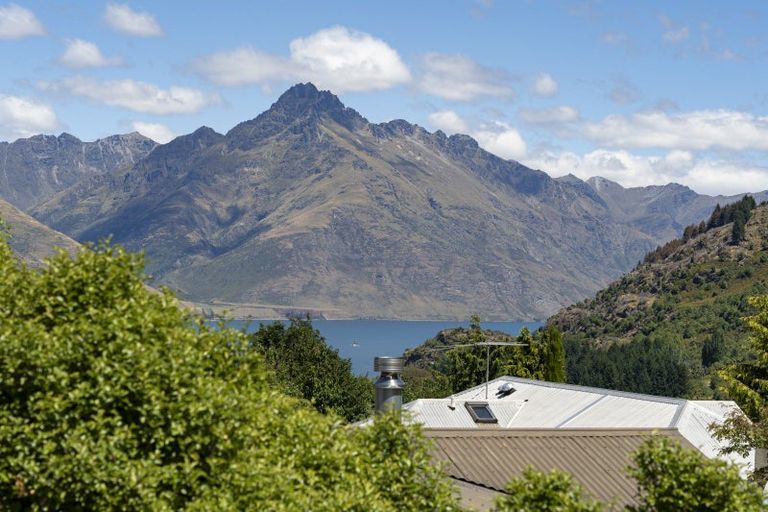 Photo of property in 10 Watts Road, Fernhill, Queenstown, 9300