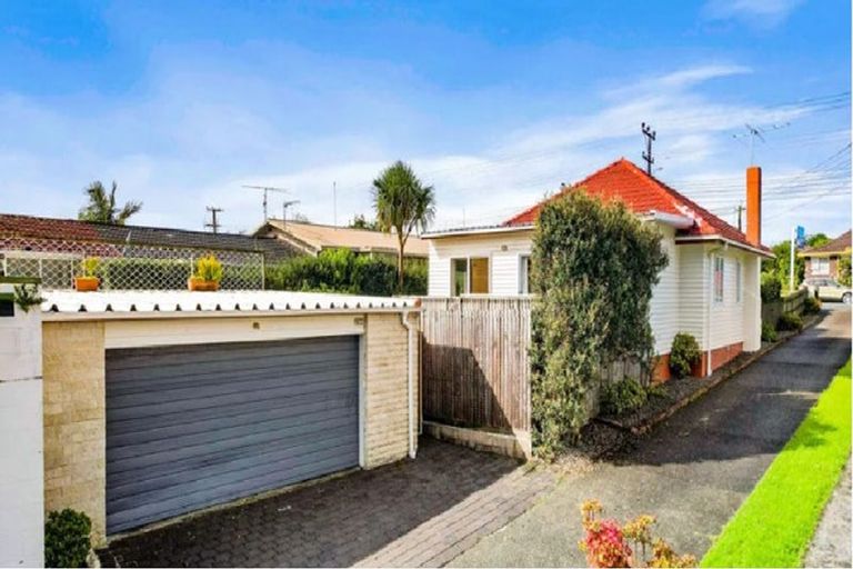 Photo of property in 1/45 Shakespeare Road, Milford, Auckland, 0620