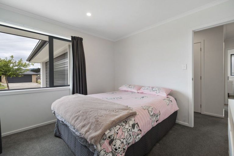 Photo of property in 21 Sardinia Grove, Fitzherbert, Palmerston North, 4410