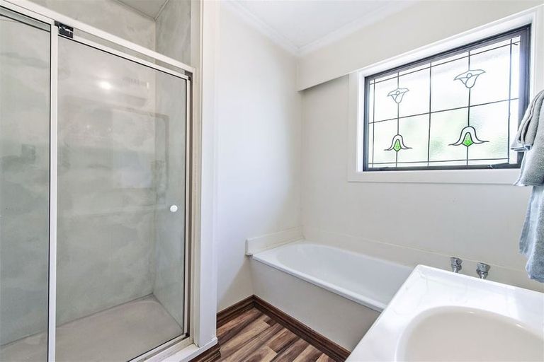 Photo of property in 33 Farquhars Road, Redwood, Christchurch, 8051